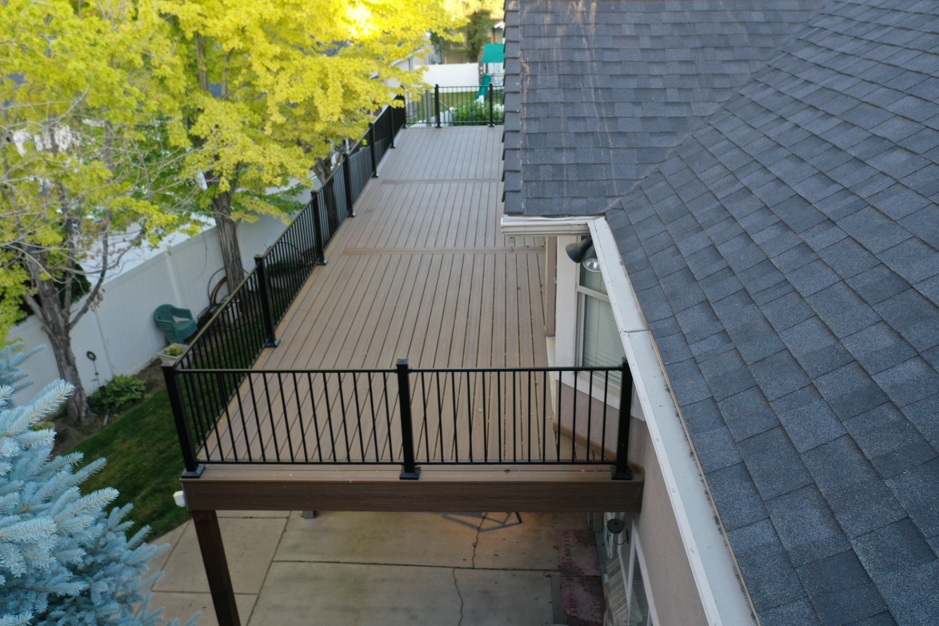 Long side-yard composite walkway deck with iron rail