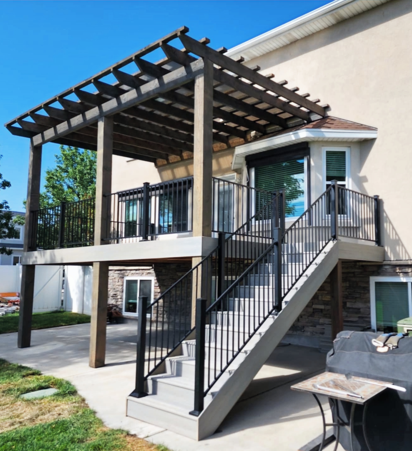 Pergola deck and staircase in stained timber with iron rail